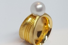 Ring-750-Gold-mit-900-Gold-flambiert-mit-10mm-Südseeperle-scaled